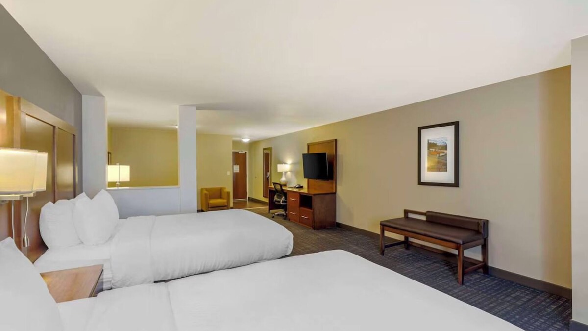 Loveland Hotel | Spacious Suite Perfect for Family Fun and Relaxation Near Loveland Sports Park
