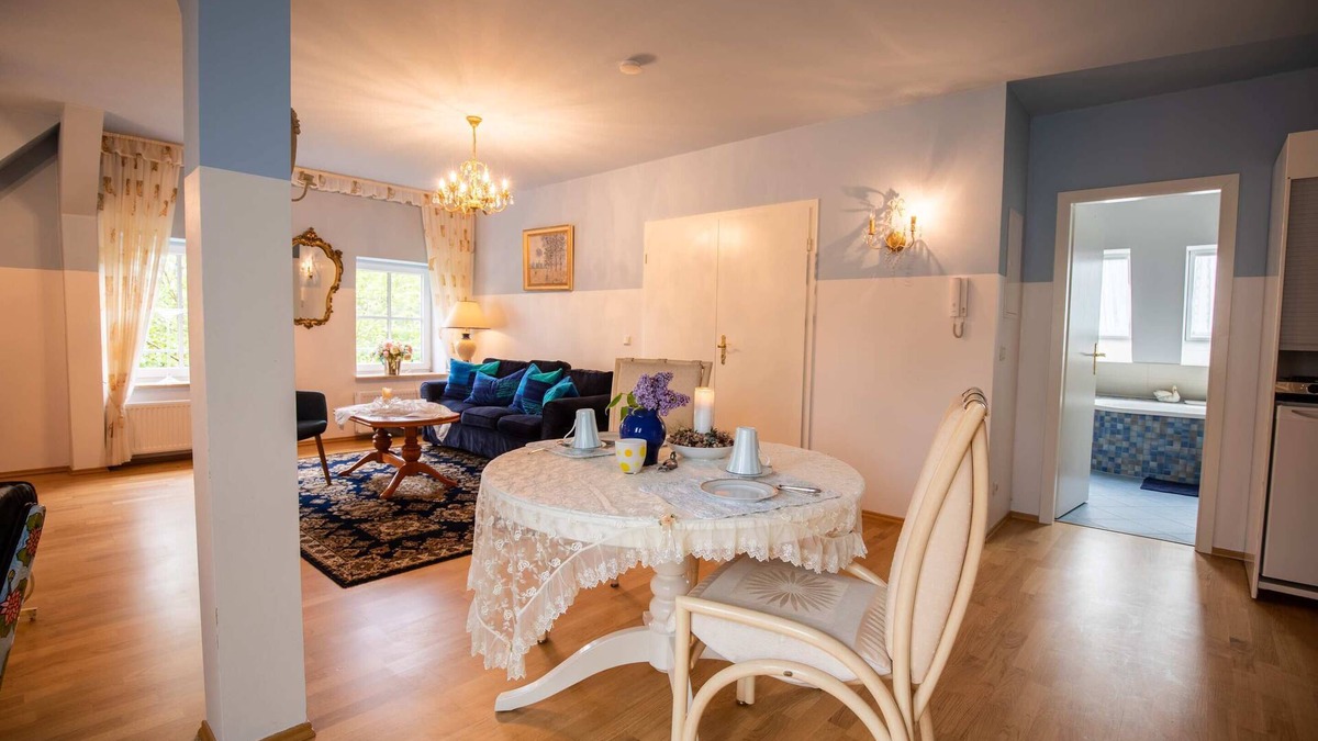 Borgerende House | Spacious suite with garden views and a bathtub