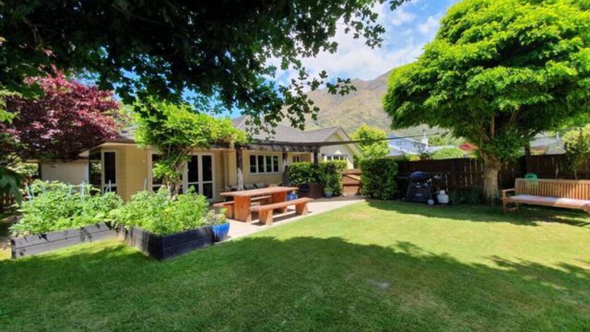 Arthur's Point House | Spacious Sunny 4 Bedroom Home located just 5 min drive from Queenstown's centre