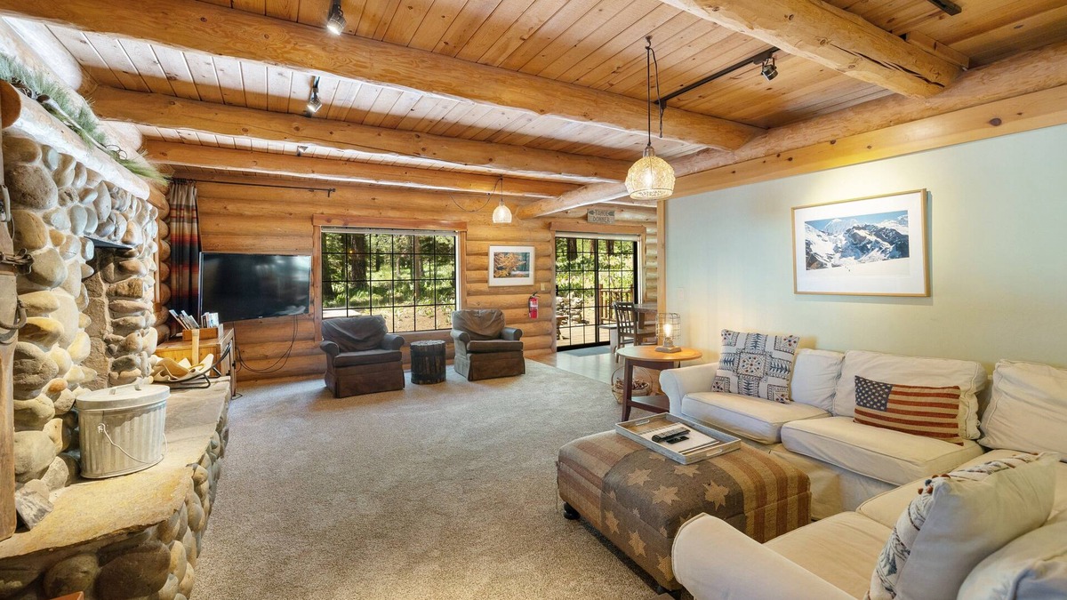Truckee Cabin | Spacious TD Log Cabin with Private Hot Tub, Bunk Room, and HOA Amenity Access in Lower Tahoe Donner!