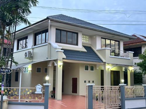 Dok Mai House | Spacious and peaceful 3 bedrooms detached house inside Bangkok
