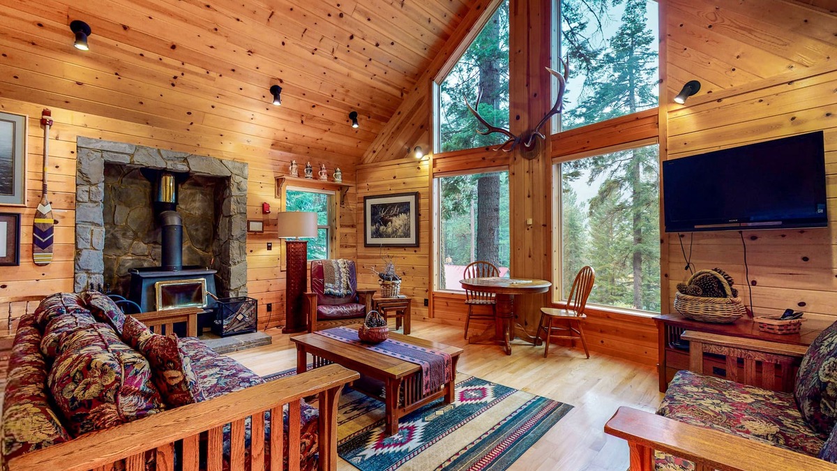 Joseph House | Spacious, Three-Level House Close to the Lake with All-Wood Interior, Free WiFi
