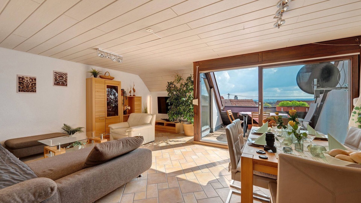 Maichingen Apartment | Spacious Three-Room Maisonette Apartment 100 sqm