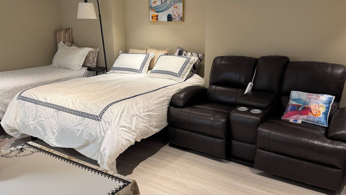 Yonge-Eglinton Apartment | Spacious tidy walkout basement in Midtown Toronto