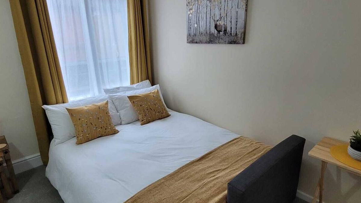 Atherstone Apartment | Spacious Town Centre Apartment - Home Away From Home with Great Wi-Fi