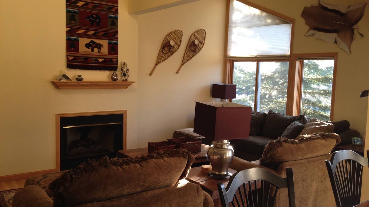Edwards House | Spacious Town Home 3 BR/3.5 BA with Mountain Views!