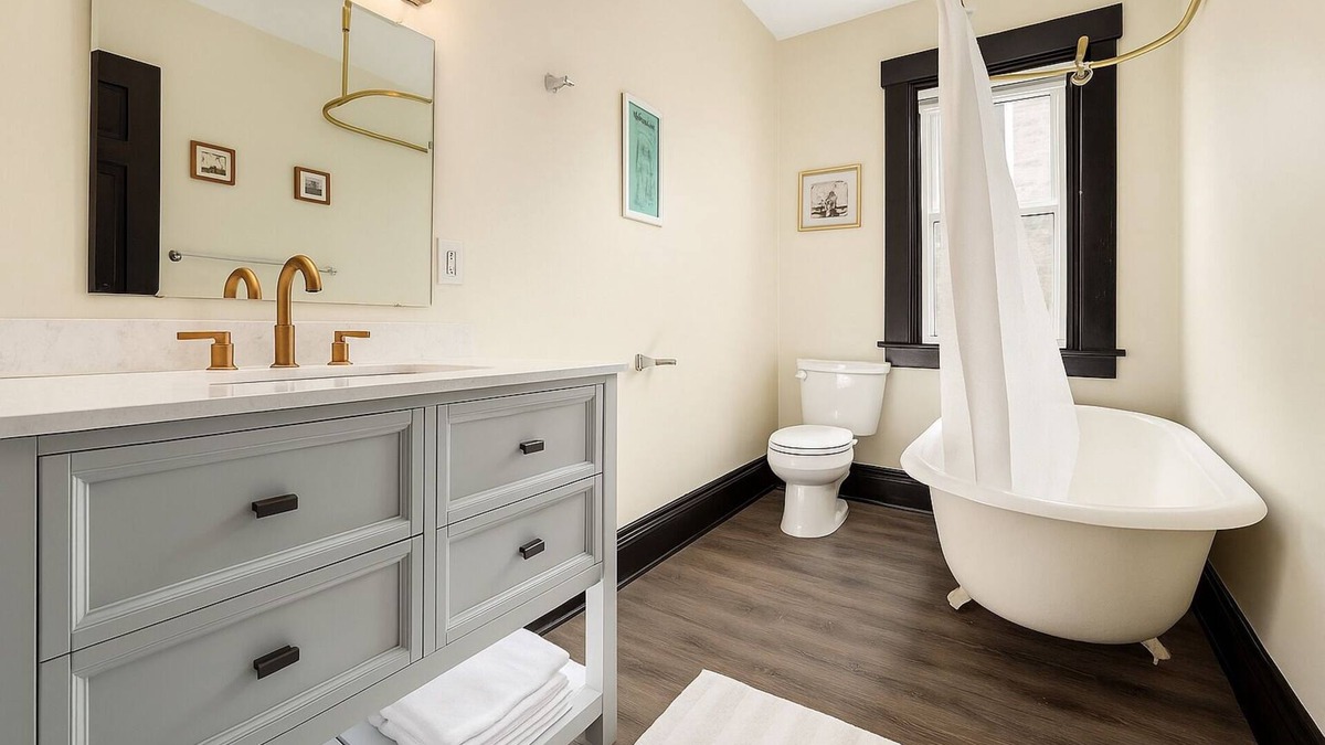 Livingston Park House | Spacious townhome near German Village 8 Beds