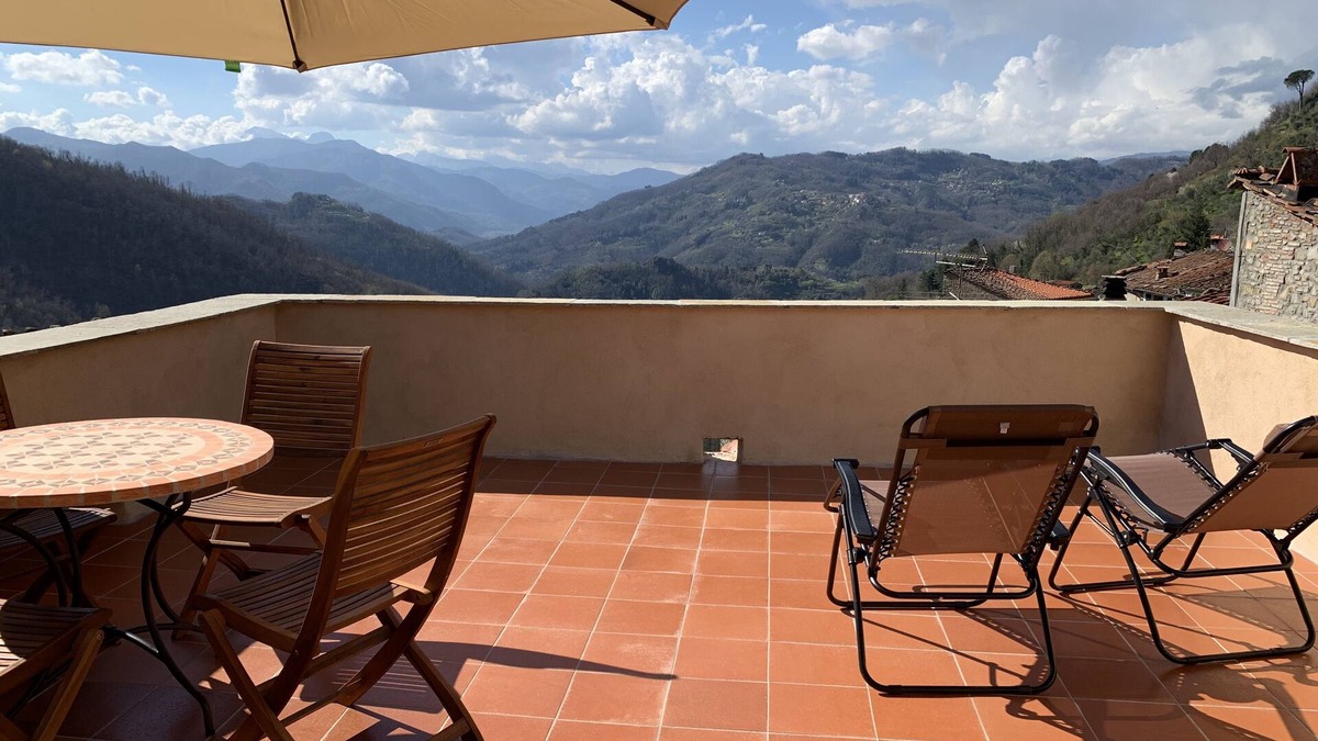 Benabbio House | Spacious Tuscan townhouse with large roof terrace