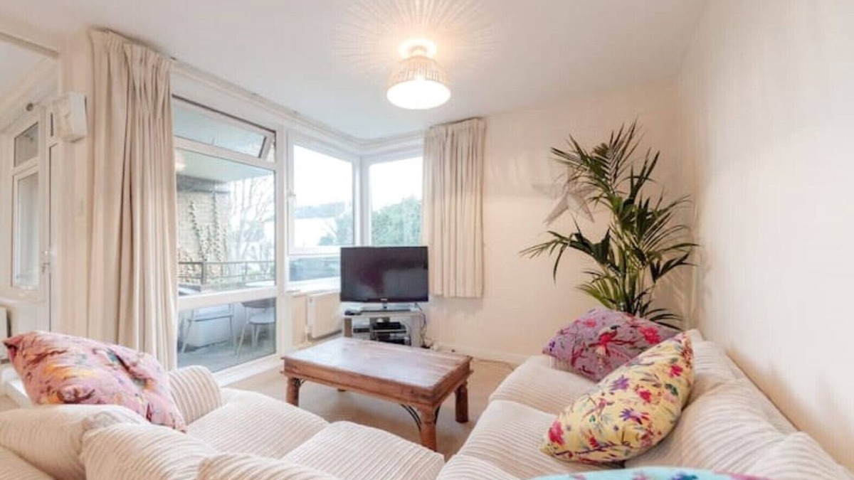 West Hill Apartment | Spacious Two Double Bedroom Flat