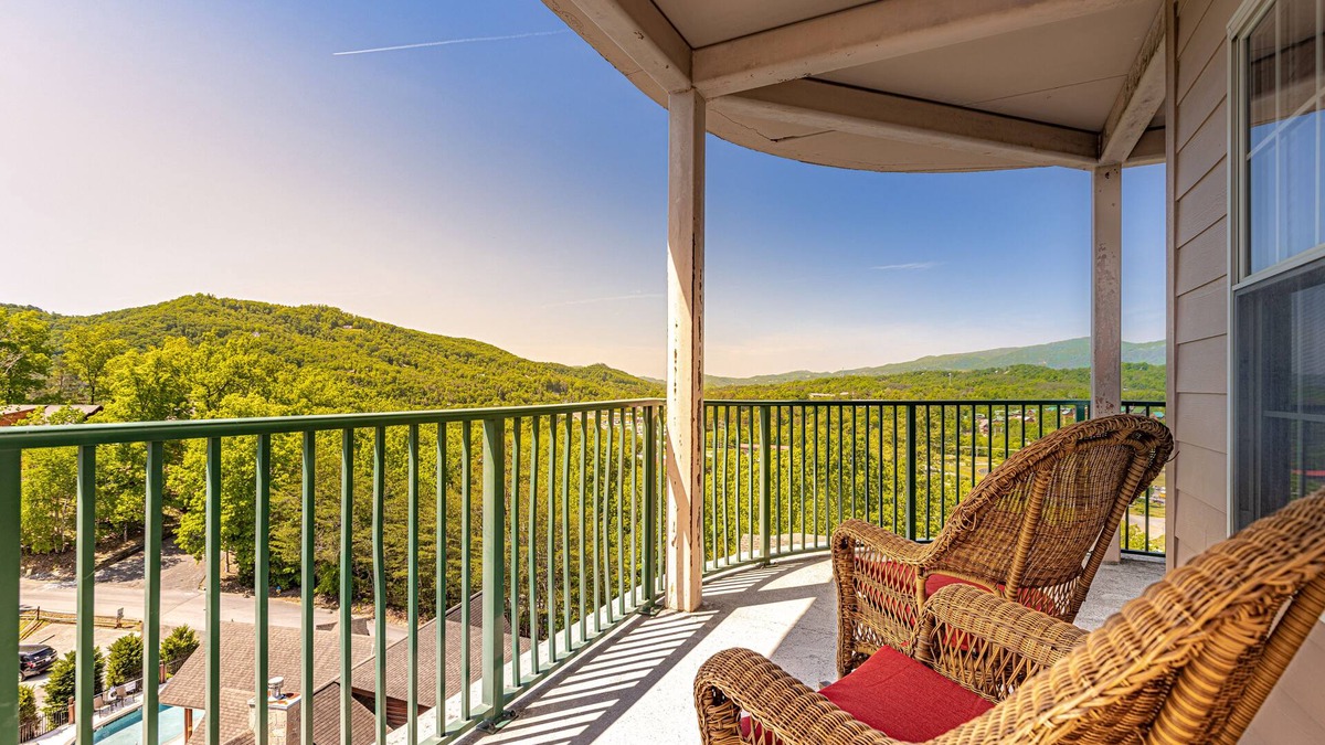 Pigeon Forge Condo | Spacious Unit w/Beautiful Sunset Mountain Views Wraparound Balcony 4005