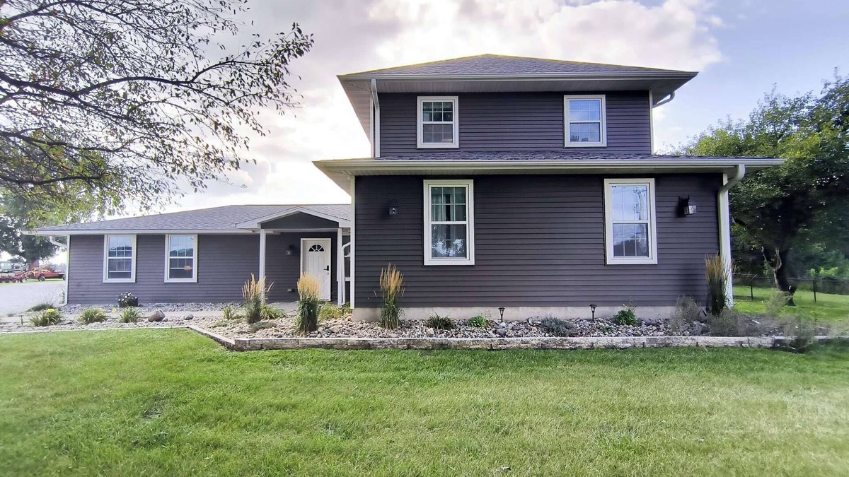 Burnside House | Spacious Updated Farmhouse with King Beds, WiFi, AC, Ping Pong, Yard, & Smart TV