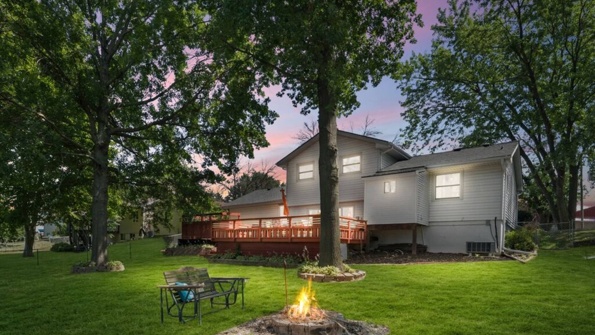 Des Moines House | Spacious updated home minutes from Airport and DT!