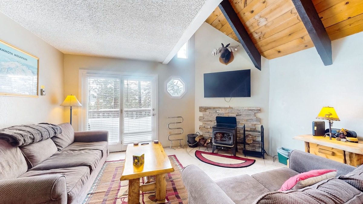 Mammoth Lakes Condo | Spacious, updated townhouse with deck & sauna