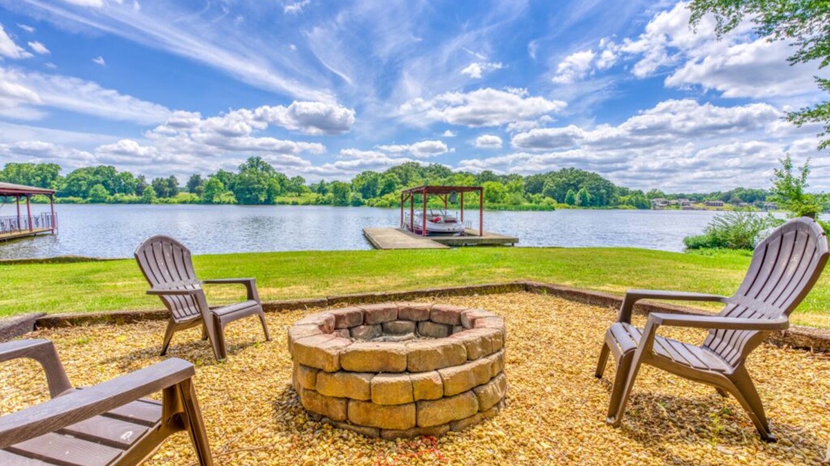 Muscle Shoals House | Spacious, Updated, Modern Lake home near RTJ Golf Course