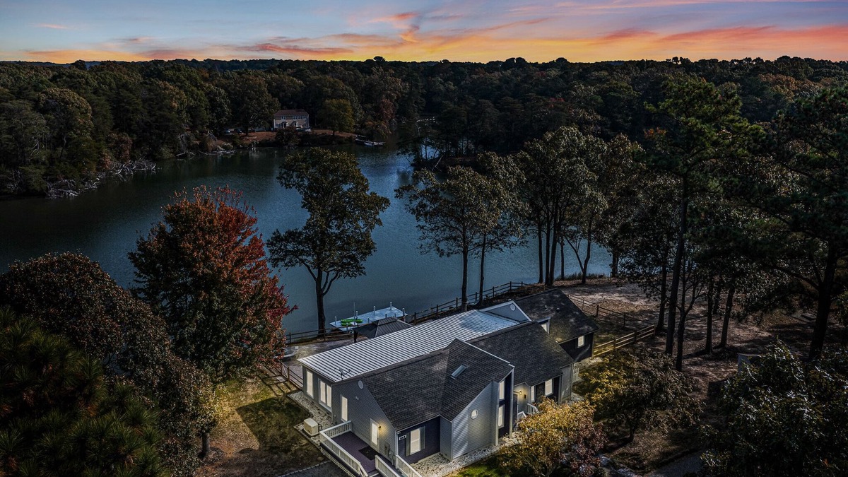 Reedville House | Spacious waterfront family retreat. Dogs welcome!, 1-Level Home w/Rec Room and Fenced Yard