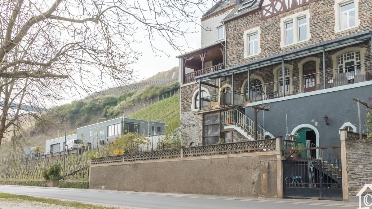 Uerzig House | Spacious vacation home with Moselle view, 8 pers., 3 bathrooms, free of charge. Public transport ticket