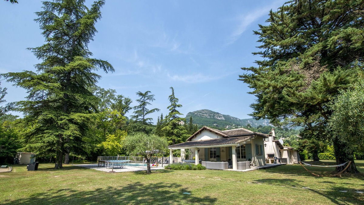 Le Bar-sur-Loup Villa | Spacious villa in Tourrettes-sur-Loup with Private Lake access
