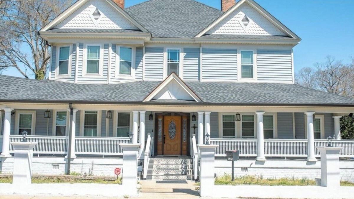 Woodruff House | Spacious Victorian building in fabulous Spartanburg SC with luxury fixtures.