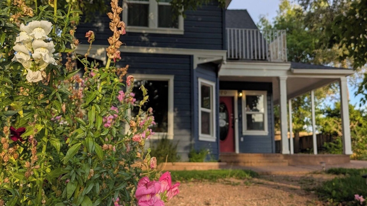Kanab House | Spacious Victorian-Style Family Retreat | 5 Ensuite Bedrooms + Event-Ready Yard