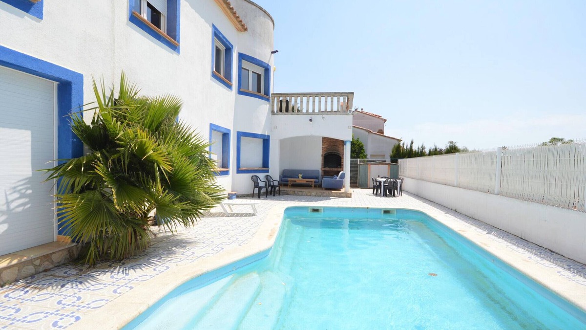 Sant Pere Pescador House | Spacious Villa with Pool, Garden, BBQ, A/C, WiFi, Parking - Walk to Beach