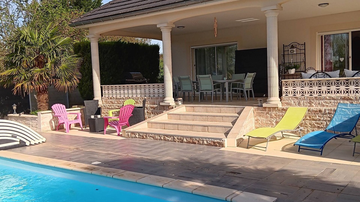 Fragnes-la-Loyere Villa | Spacious villa with canal-side pool