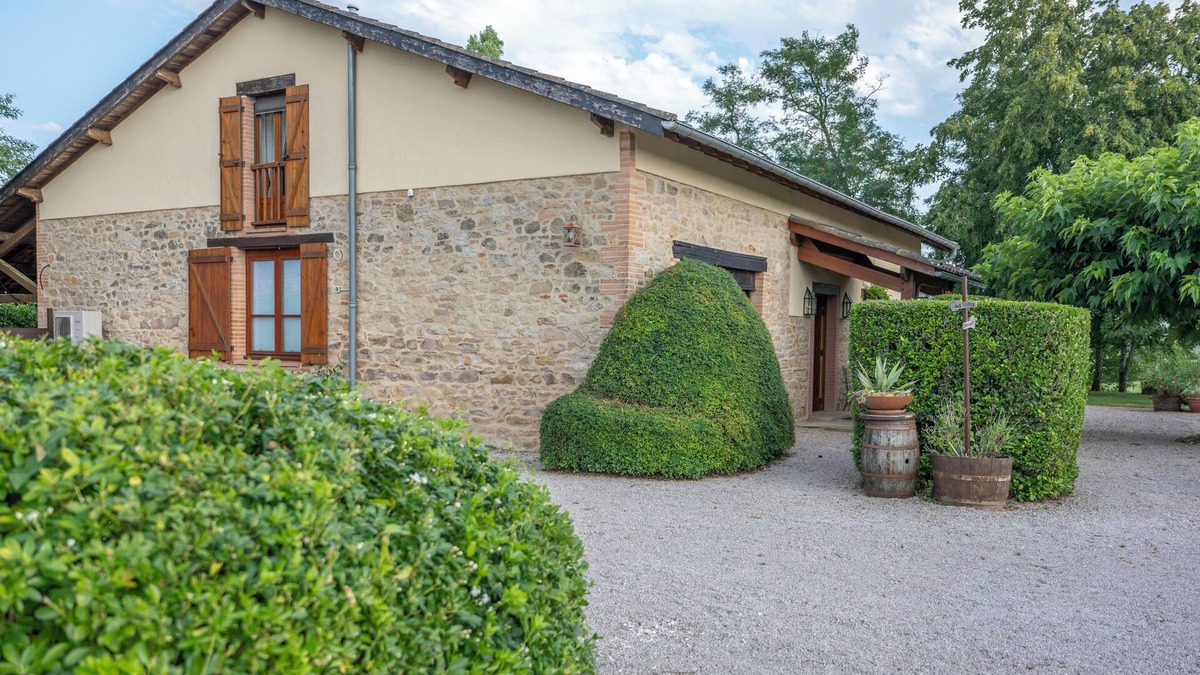 Monclar-de-Quercy Villa | Spacious villa with large pool in quiet location with views.