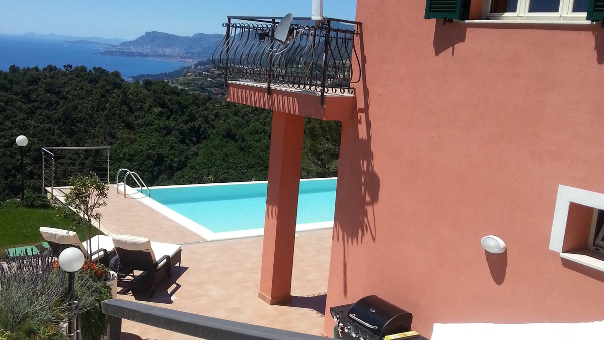 San Giacomo Villa | Spacious villa above Ventimiglia, close to Monaco, Cote d'Azur And San Remo