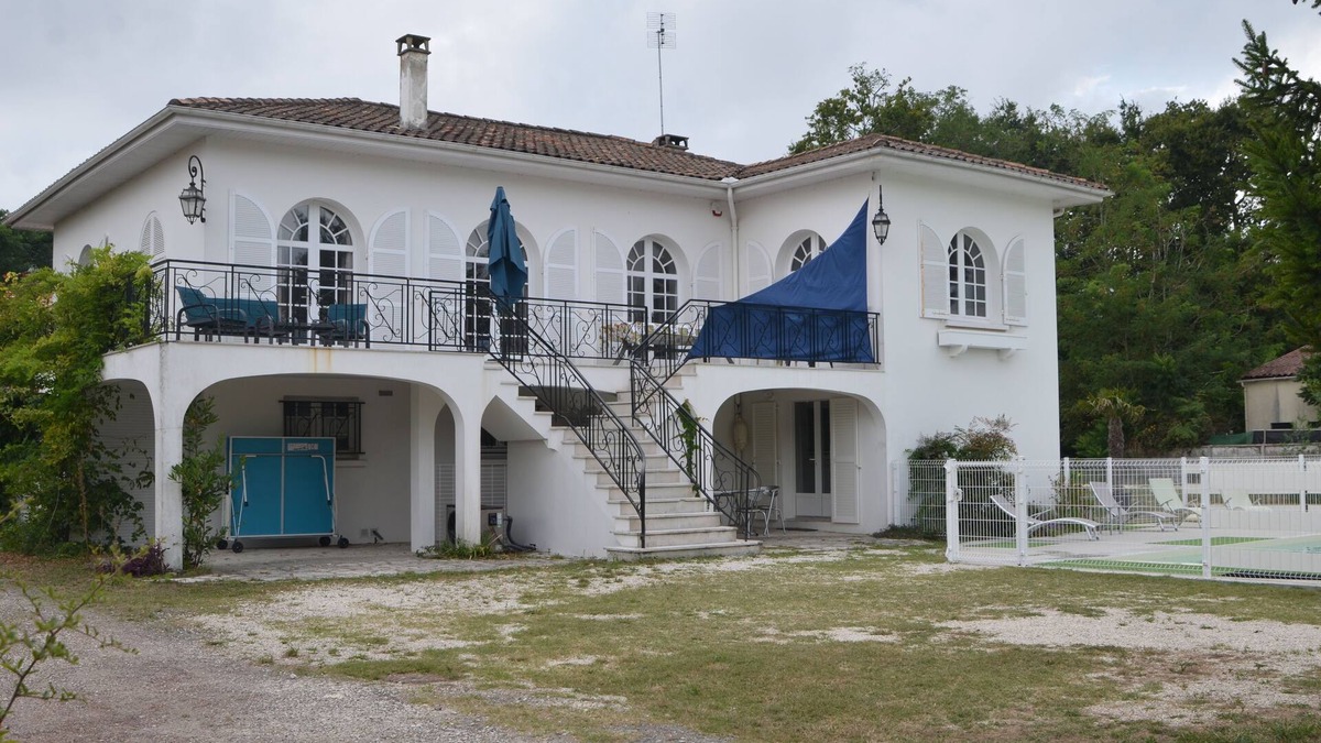 La Tremblade Villa | Spacious villa for 14 people with secure swimming pool, sea and forest walks