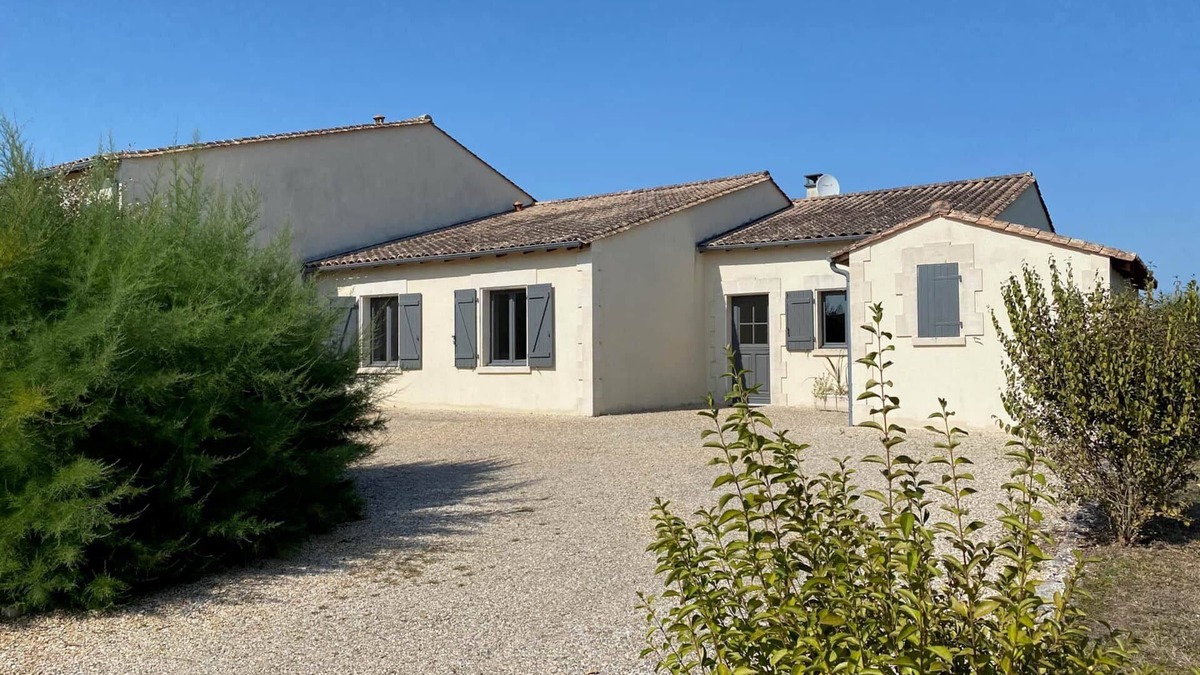 Chalais Villa | Spacious villa Le Charme with heated pool, 4 bedrooms, Airco & WiFi