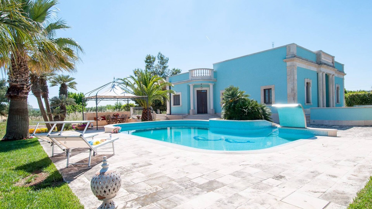 Putignano Villa | Spacious Villa with Pool in Puglia for 8 people