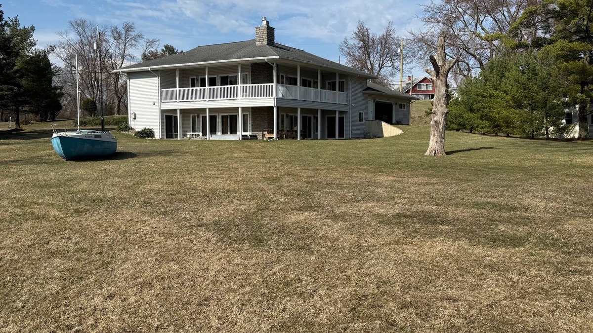 Brooklyn House | Spacious Vineyard Lake Lakefront Cottage within 5 minutes of MIS