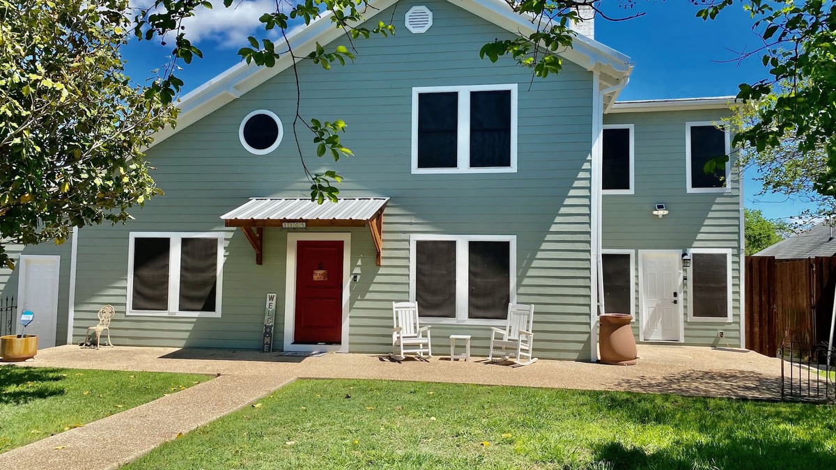 Waco House | Spacious Waco Bear Den-5 BR/4BA + Mother-in-law Suite Attached Garage Hottubn