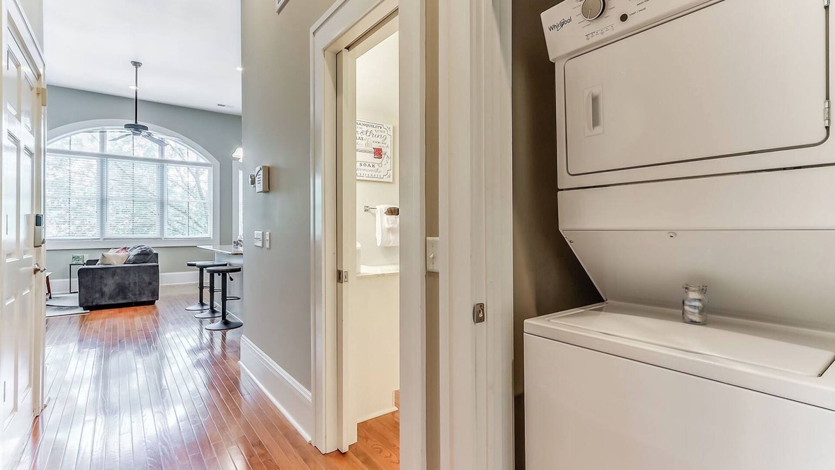 Metropolitan Condo | Spacious, Walkable & Cozy with lots of Space! King and Queen beds