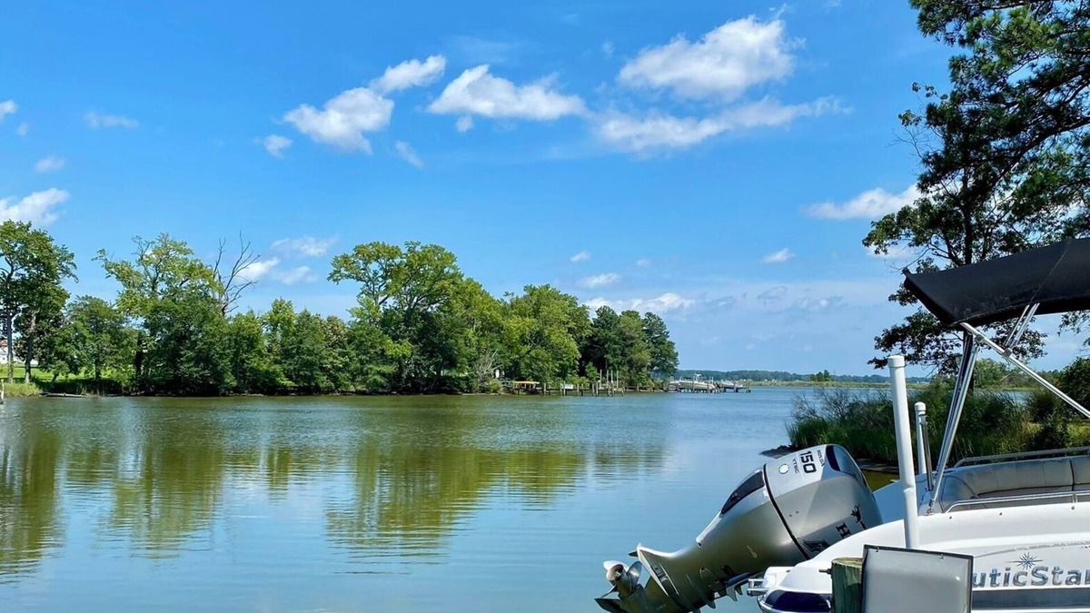 Mount Holly House | Spacious Water Front House off of Potomac River 5 Bedroom/ 5 Full Bath
