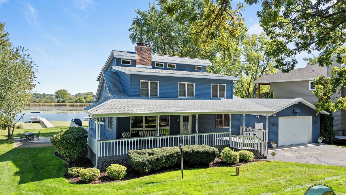 Delavan House | Spacious Waterfront Home on Lake Delavan |Pier |Fire Pit |Deck |Retreat for Family, Friends or Work