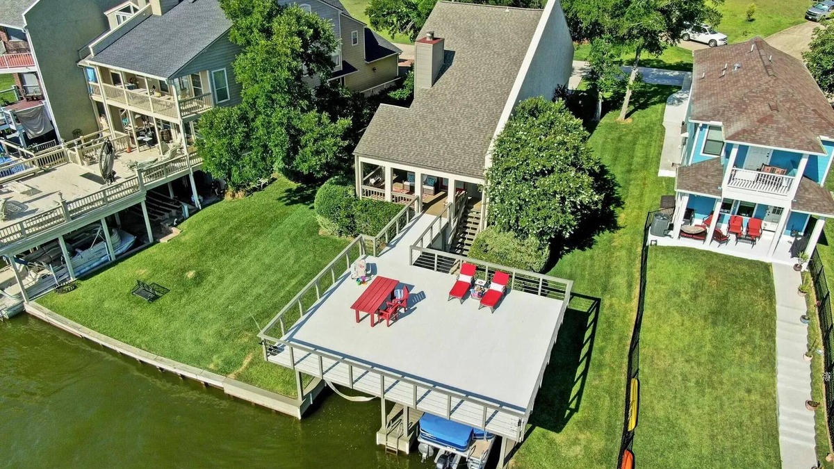April Sound House | Spacious Waterfront Deck/Kayaks/Workspace/King Bed 680 Thread Count/Prompt Comms