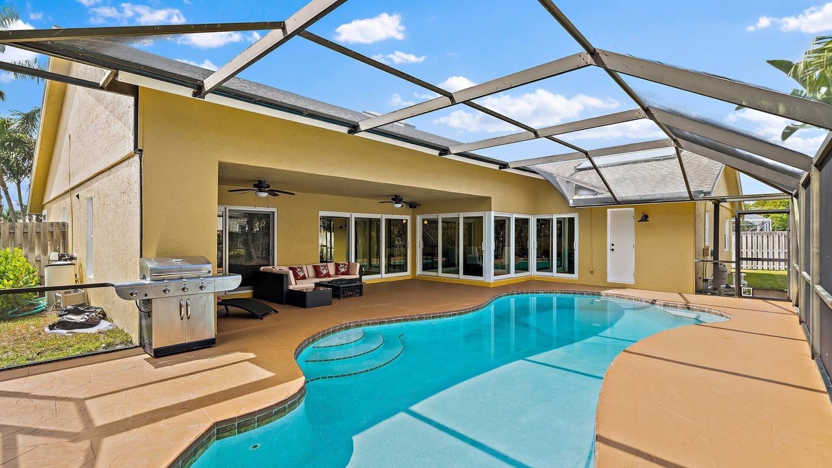 Greenview Shores House | Spacious Wellington Villa with heated pool