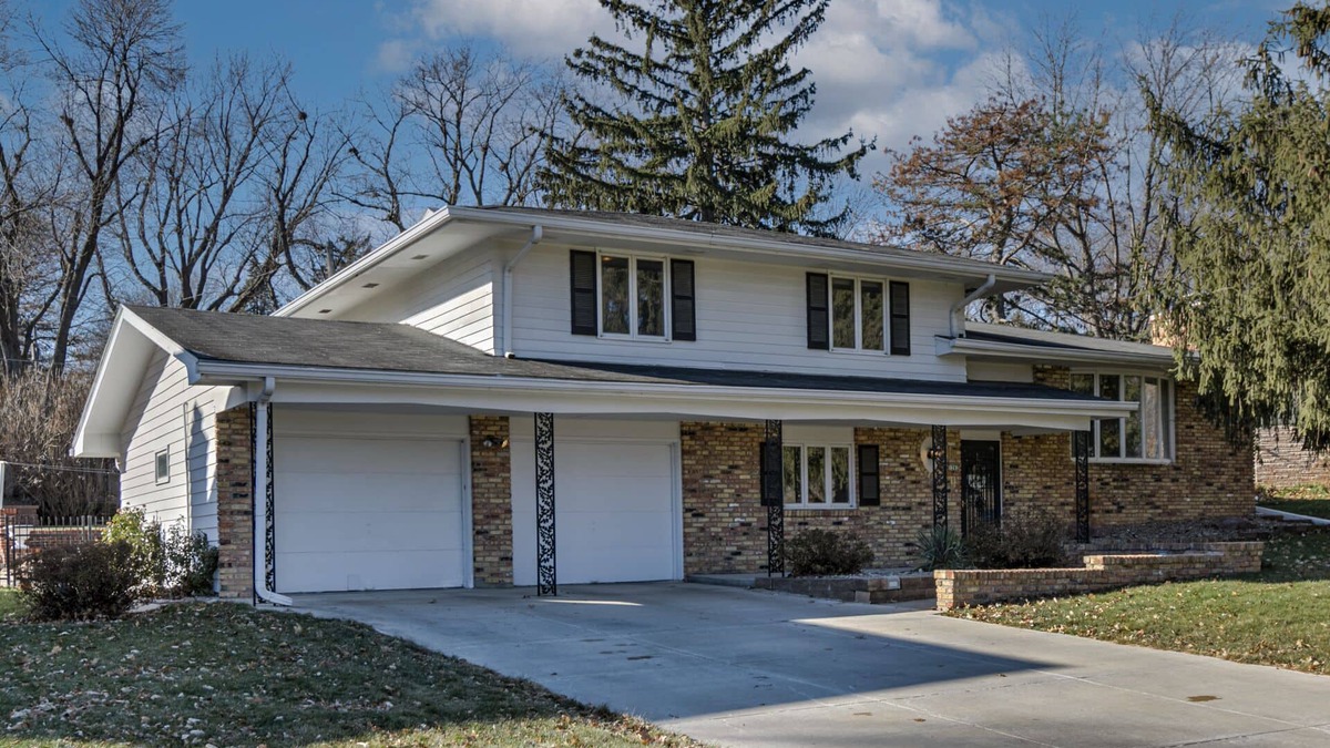 West Omaha House | Spacious West Omaha Home- Sanitized & Group Ready