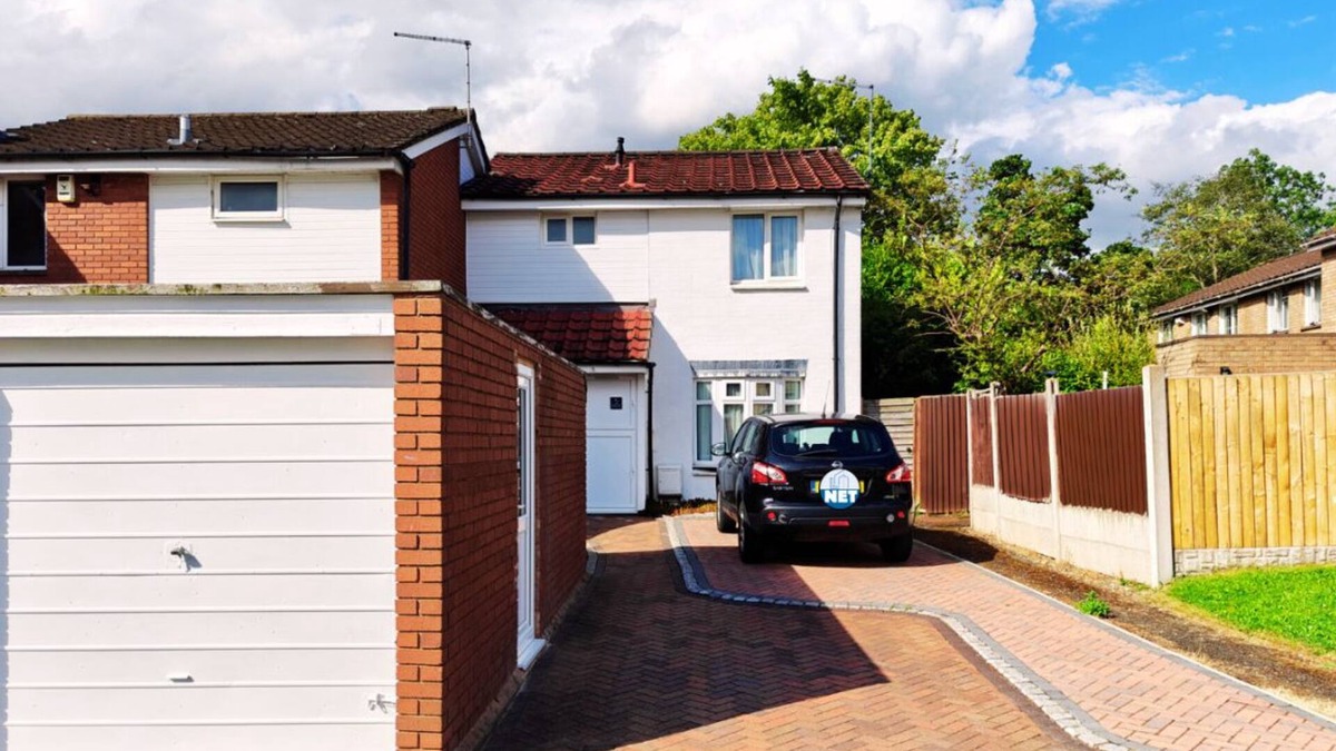 Telford House | Spacious White House with parking, garden, Wi-Fi