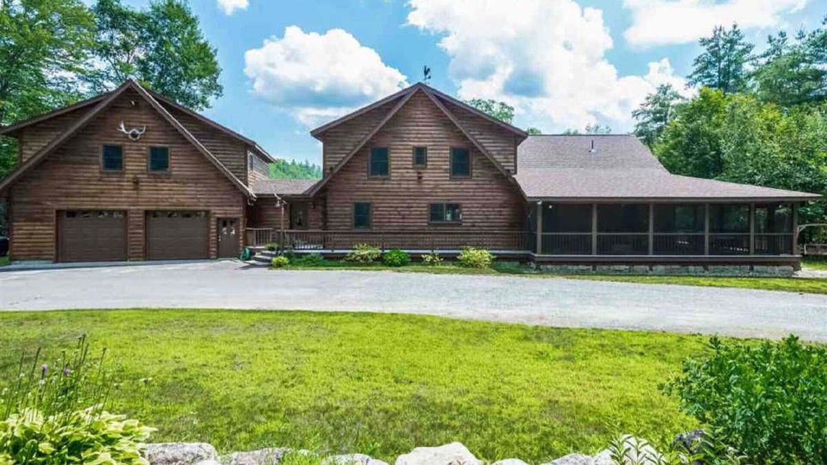Thornton House | Spacious White mountains log home - close to Owl’s nest, Loon, Waterville.