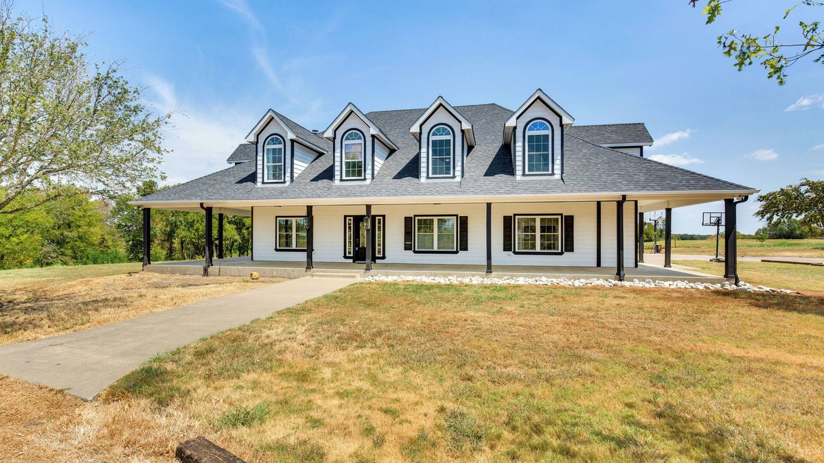 Wills Point House | Spacious Wills Point Retreat w/Pool & Pond!