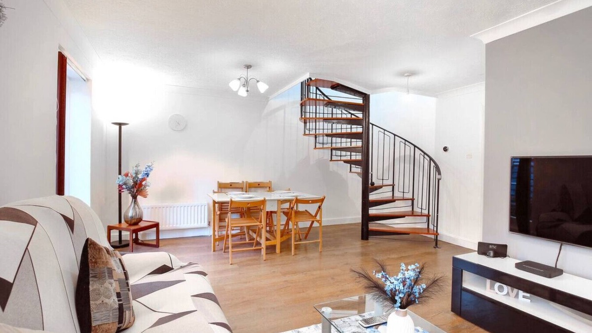 Lavender Fields House | Spacious Wimbledon House | Lovely Garden + Parking