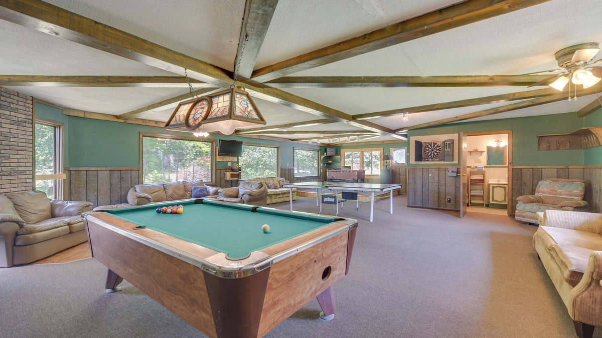 Winter House | Spacious Winter Retreat w/River Access + Kayaks!