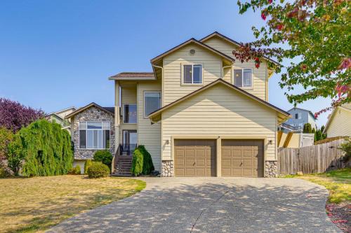 Marysville House | Spacious Yard and Deck Home 8 Mi to Puget Sound!