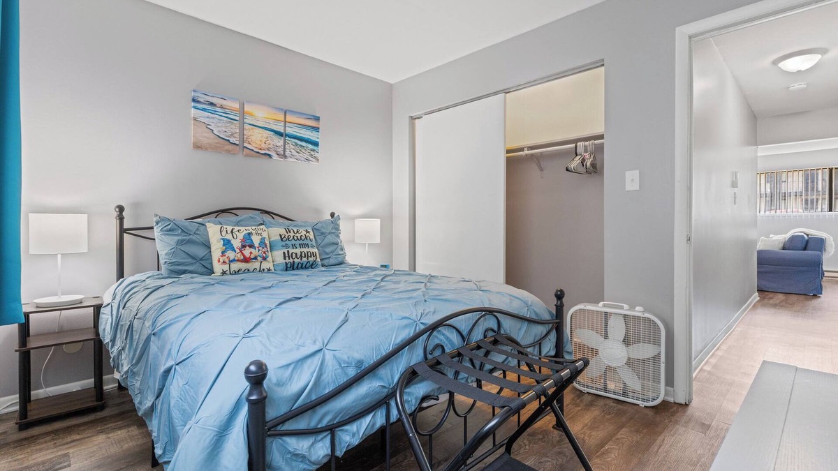 Aurora Apartment | Spacious2BR/Work Crews & Families/Sleeps6/desk/Parking/WIFI/Pet friendly