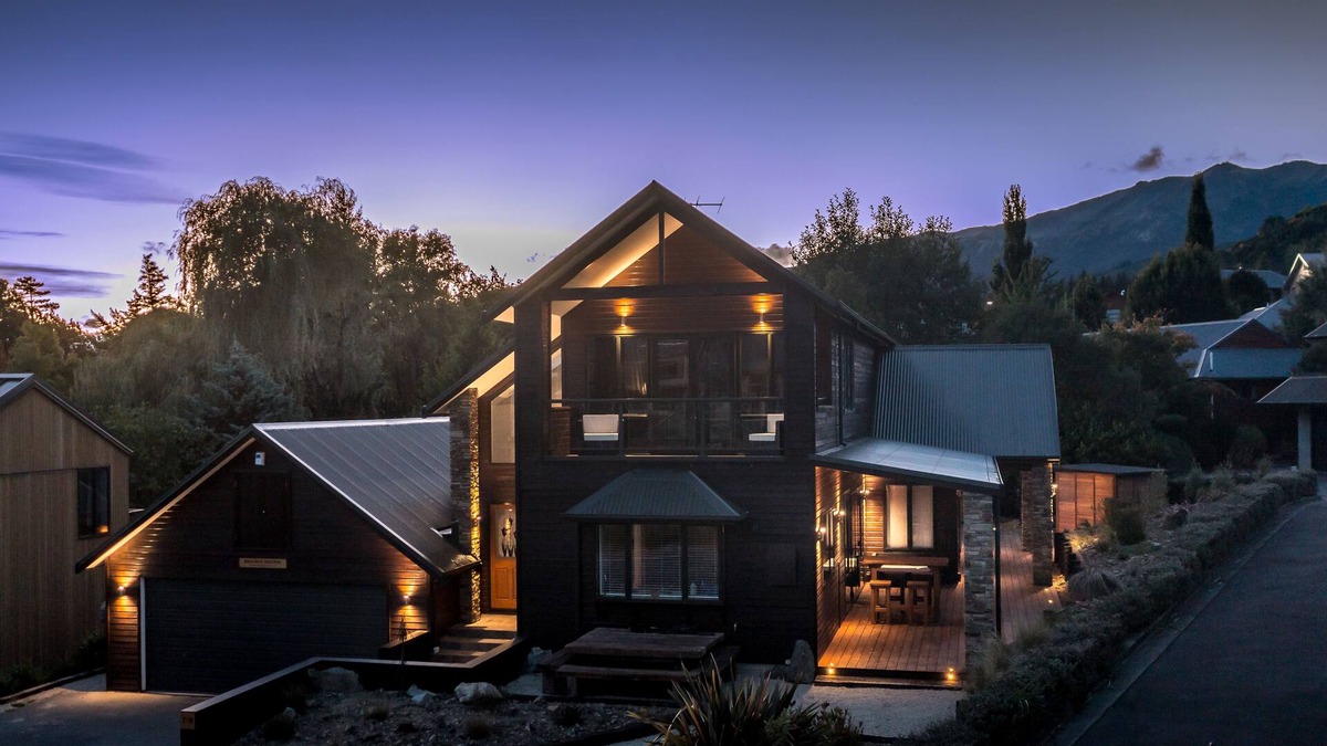 Hanmer Springs House | Spacoius accommodation. Central village location, 400m from the pools.