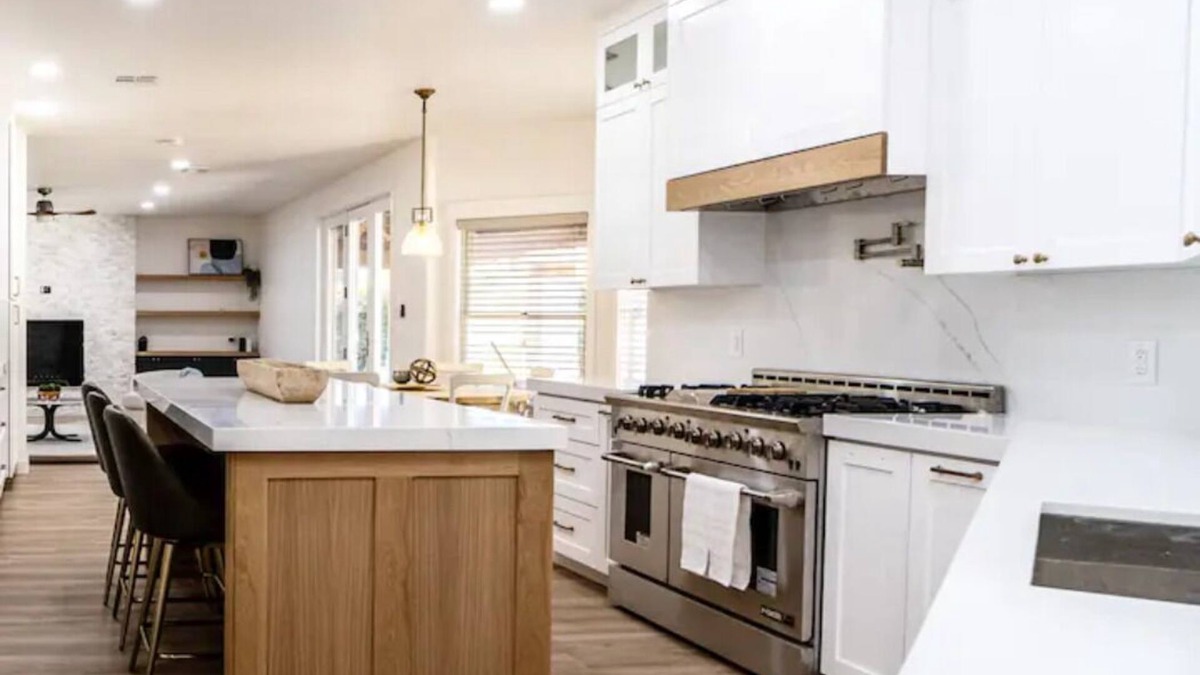 Yuma House | Spanish Villa retreat. Three king size beds + queens. Heated diving pool