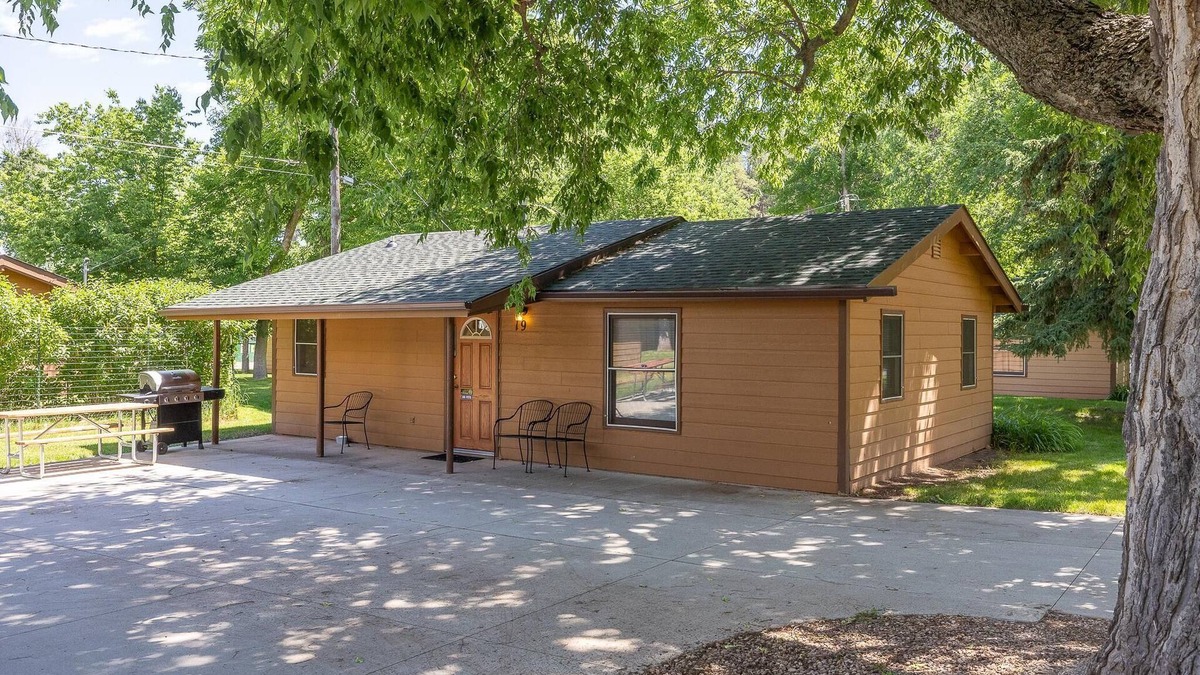 Rapid City Cabin | Sparkling Clean Cabin Thirty Minutes to Mt Rushmore - In Rapid City On Canyon Lake Thirty Minutes from Mt Rushmore