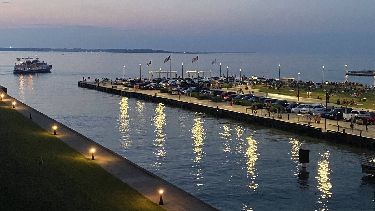 Sandusky Condo | Sparkling clean, family friendly condo right on the water! Cedar Point View!