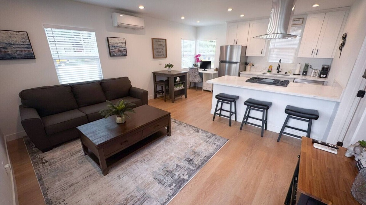 Burbank Apartment | Sparkling First Floor Burbank Home - near to all Burbank & Hollywood Attractions!